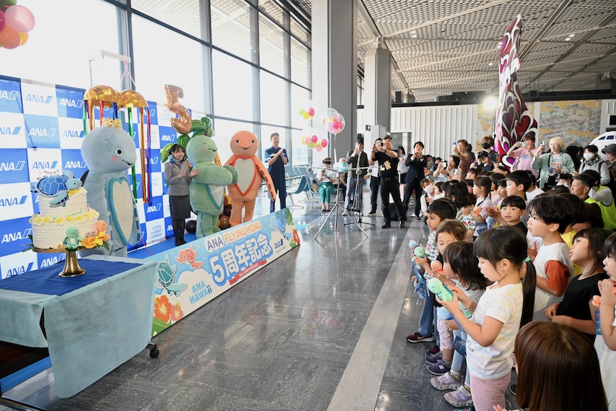 ANA A380「フライング・ホヌ」就航5周年 くす玉とケーキで“誕生日